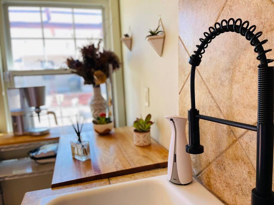 Quaint Historic Cottage In Downtown Phoenix Exterior photo